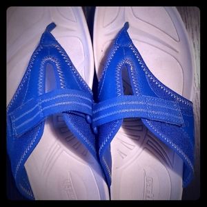 Earth sandals blue letter.